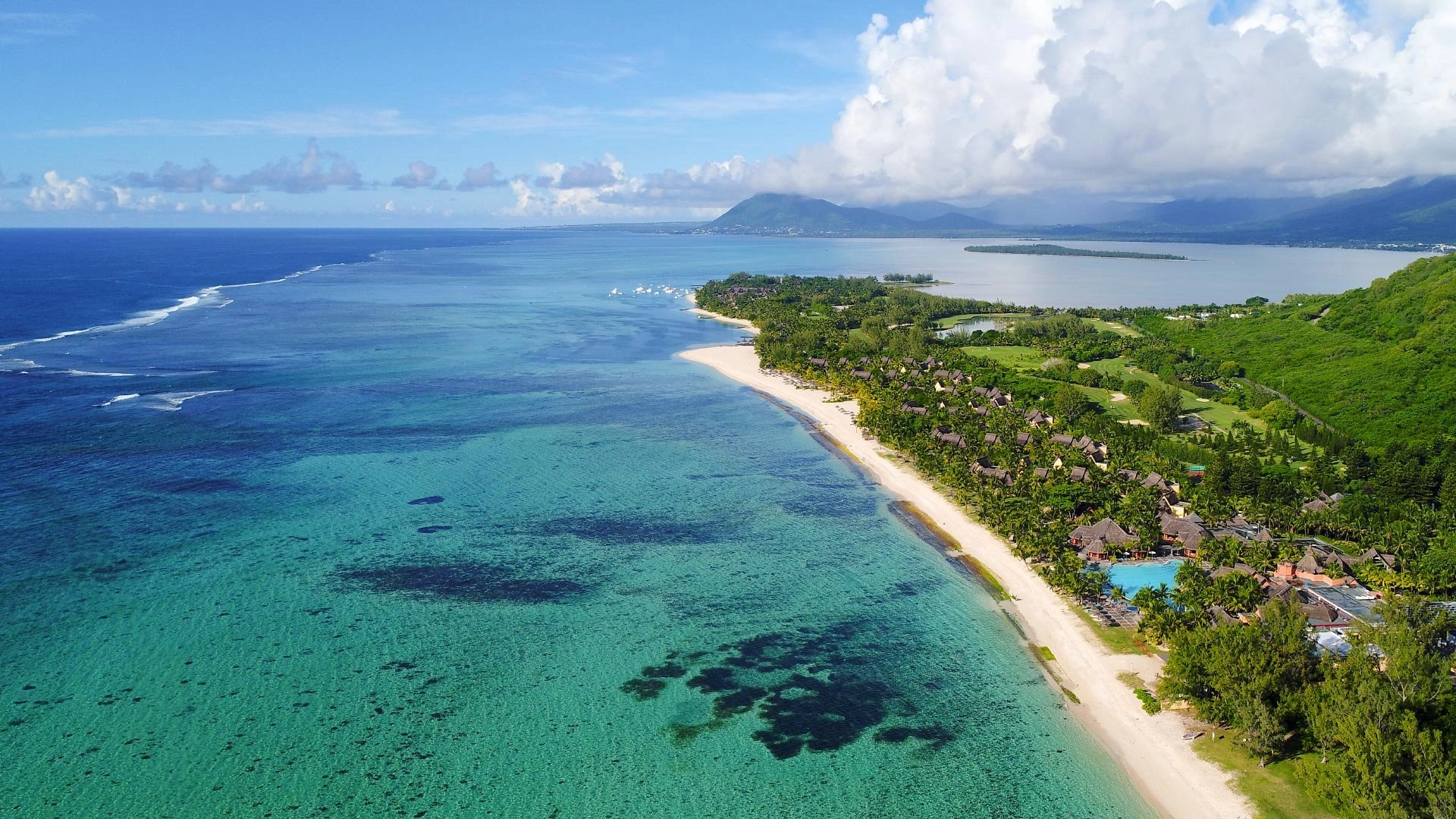 Dinarobin and the Le Morne lagoon